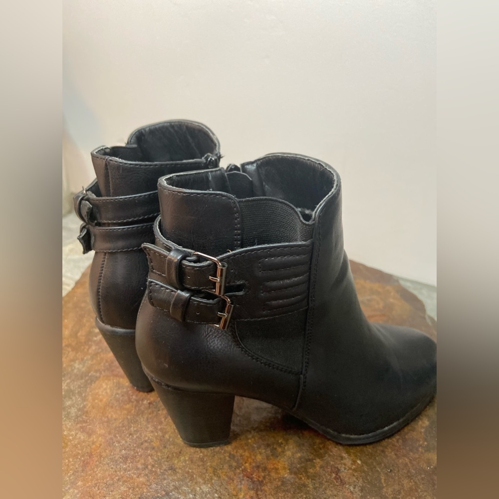 Cathy Jean~Blk Faux Leather Ankle Boot~Side Zip~Double Buckle~Cuban Heel~Size 7